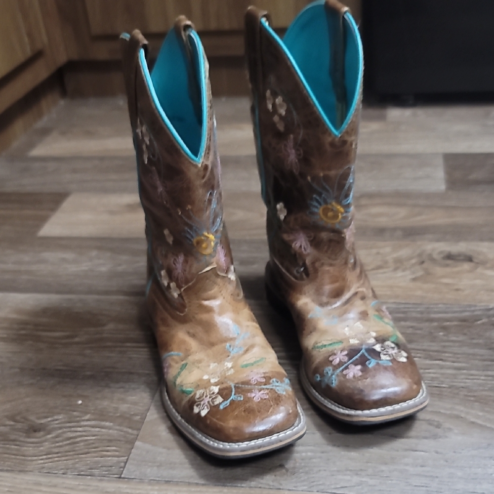 Embroidered Brown Western Boots with Floral Design